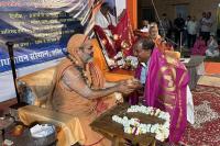 Samvit volunteers, organisers receiving blessings from H.H. Swamiji